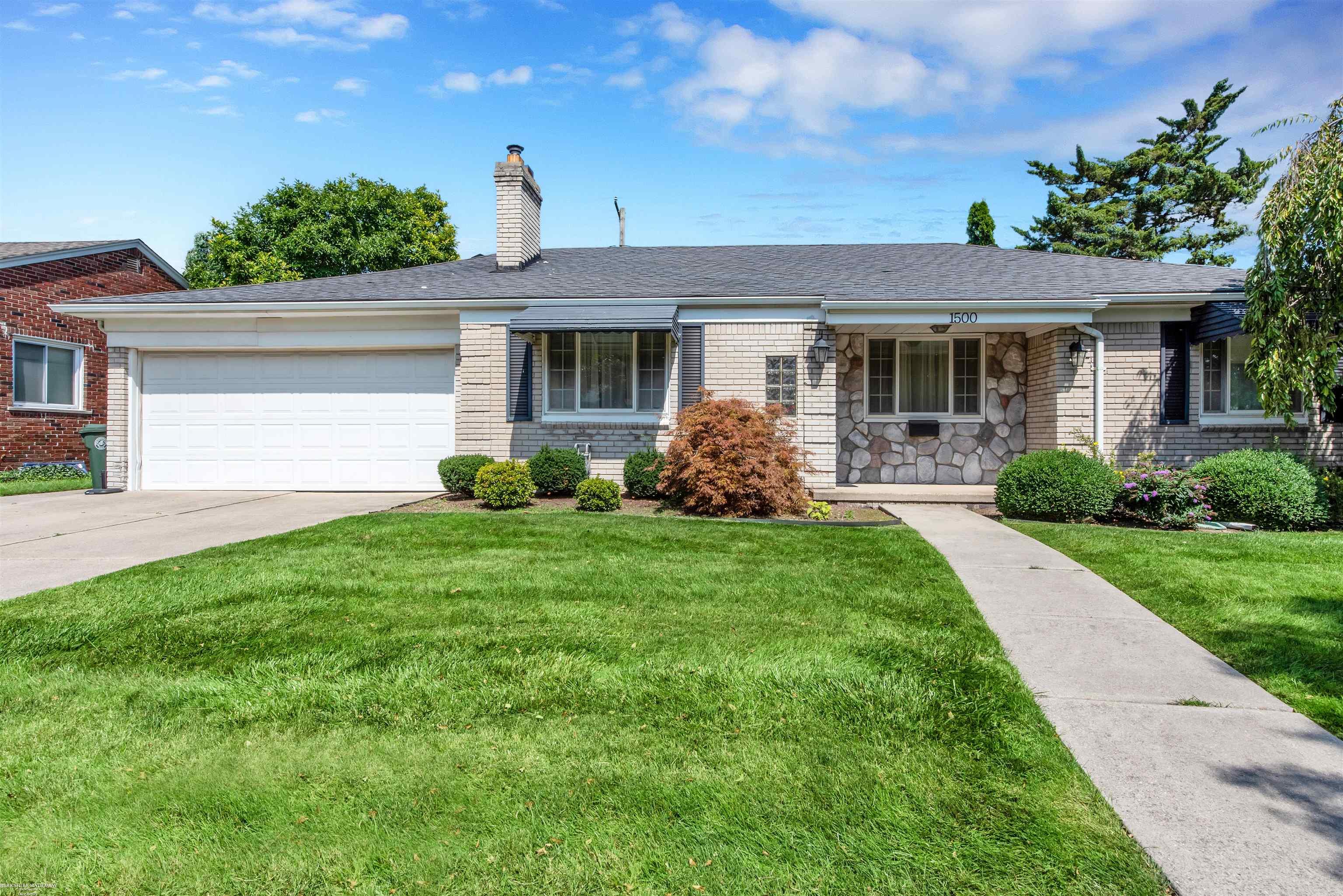 1500 Cook Road Grosse Pointe Woods, MI 48236 - Photo 1 of 27