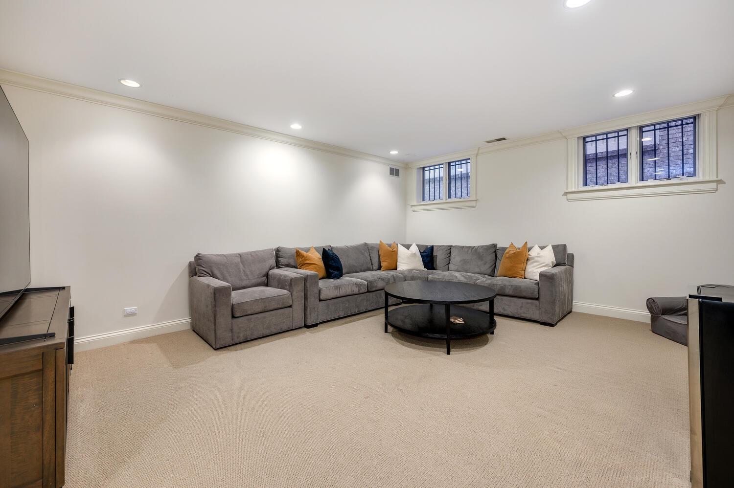 1833 North Howe Street Chicago, IL 60614 - Photo 36 of 41 a living room with furniture