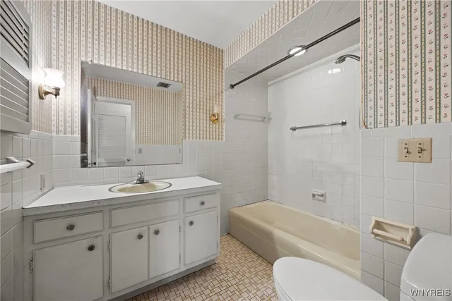 $185,000 | 7 Woodbrook Drive, Unit 3, East Aurora, NY 14052