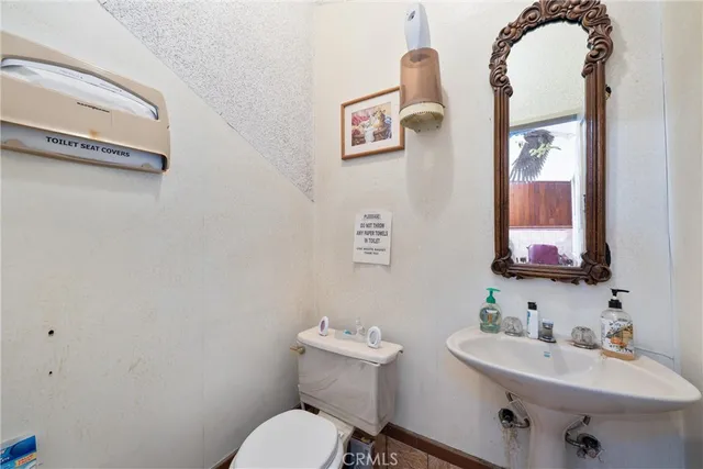 $1,199,000 | 11170 Burbank Boulevard, North Hollywood, CA 91601