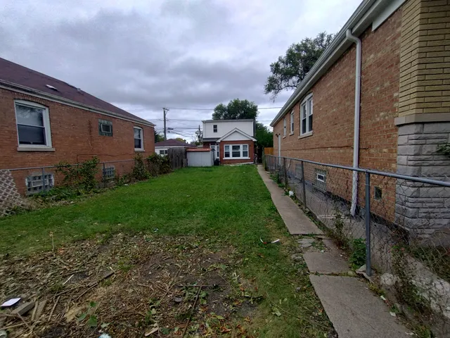 a view of a back yard of the house
