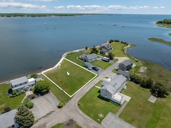 a view of a lake with houses in back