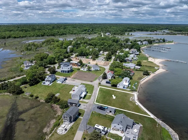 a picture of a lake view