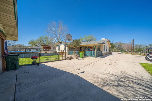 a view of a backyard