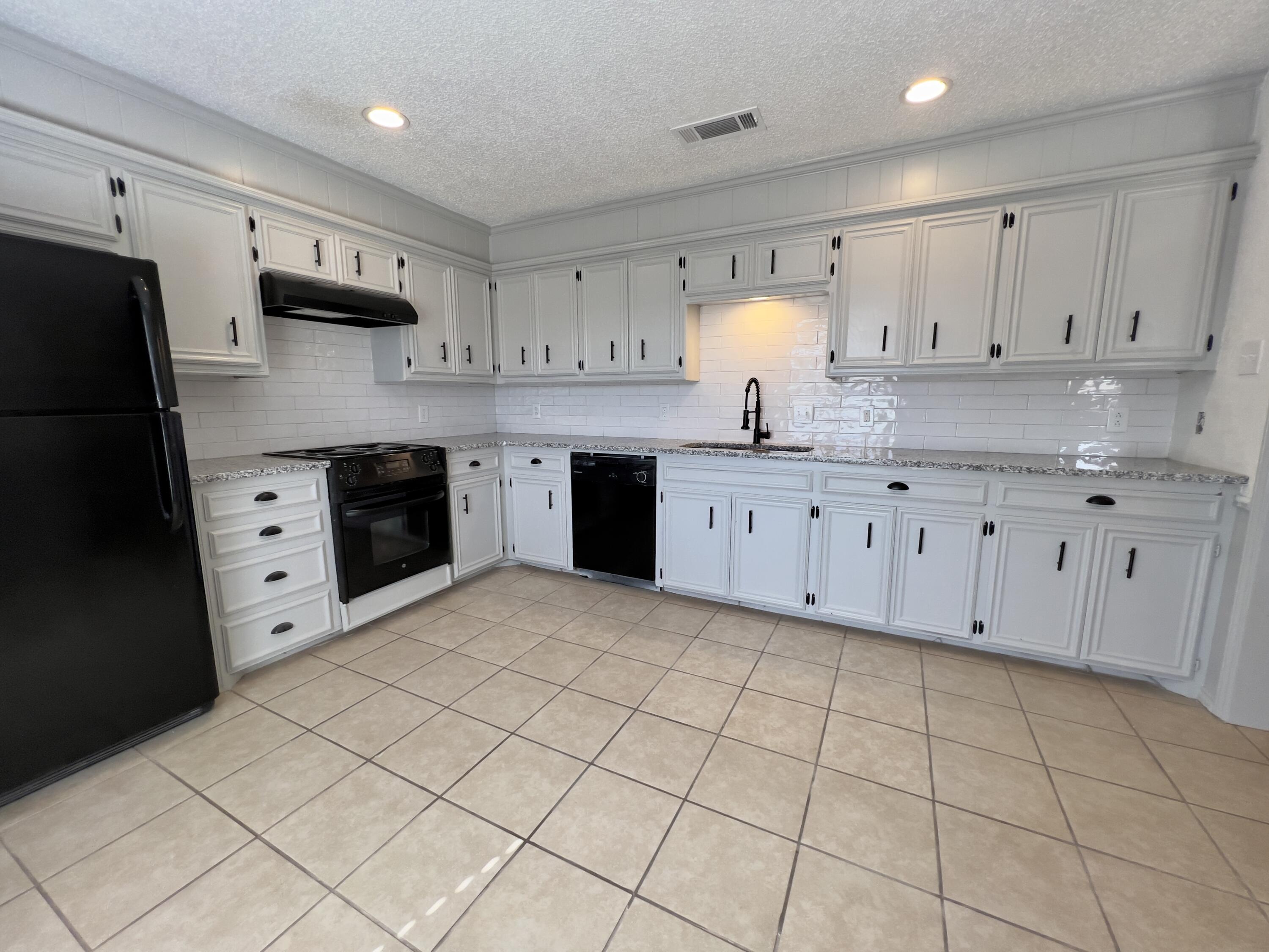 5702 91st Street Lubbock, TX 79424 - Photo 4 of 14 E5FF2C0B-DB45-4173-94B1-7F5EF2E3B6E1