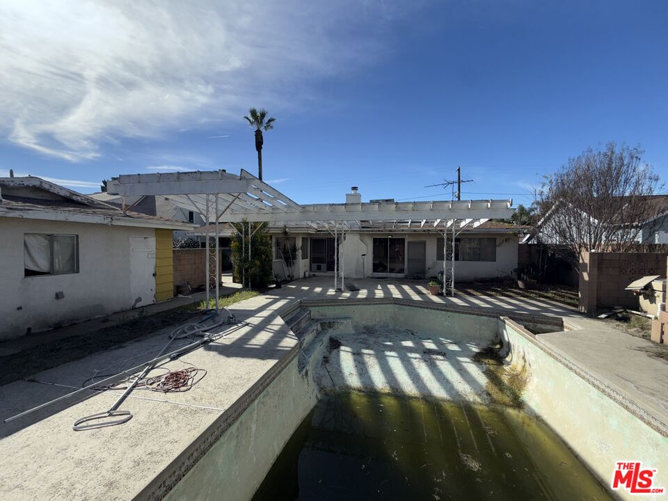 9264 Cayuga Avenue Sun Valley, CA 91352 - Photo 8 of 10 a view of a house with tub yard and balcony