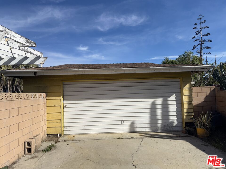 9264 Cayuga Avenue Sun Valley, CA 91352 - Photo 10 of 10 a view of a porch with a door