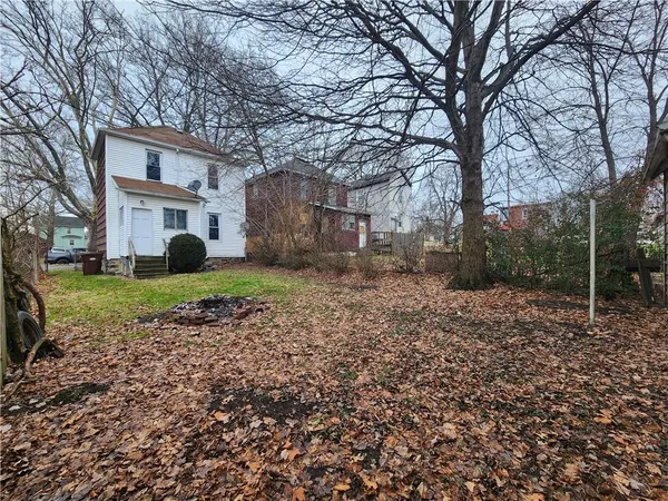 a view of house with a yard