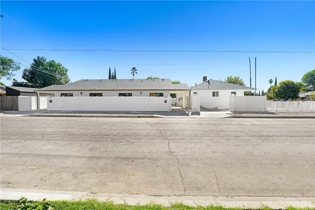 a view of a back yard of the house