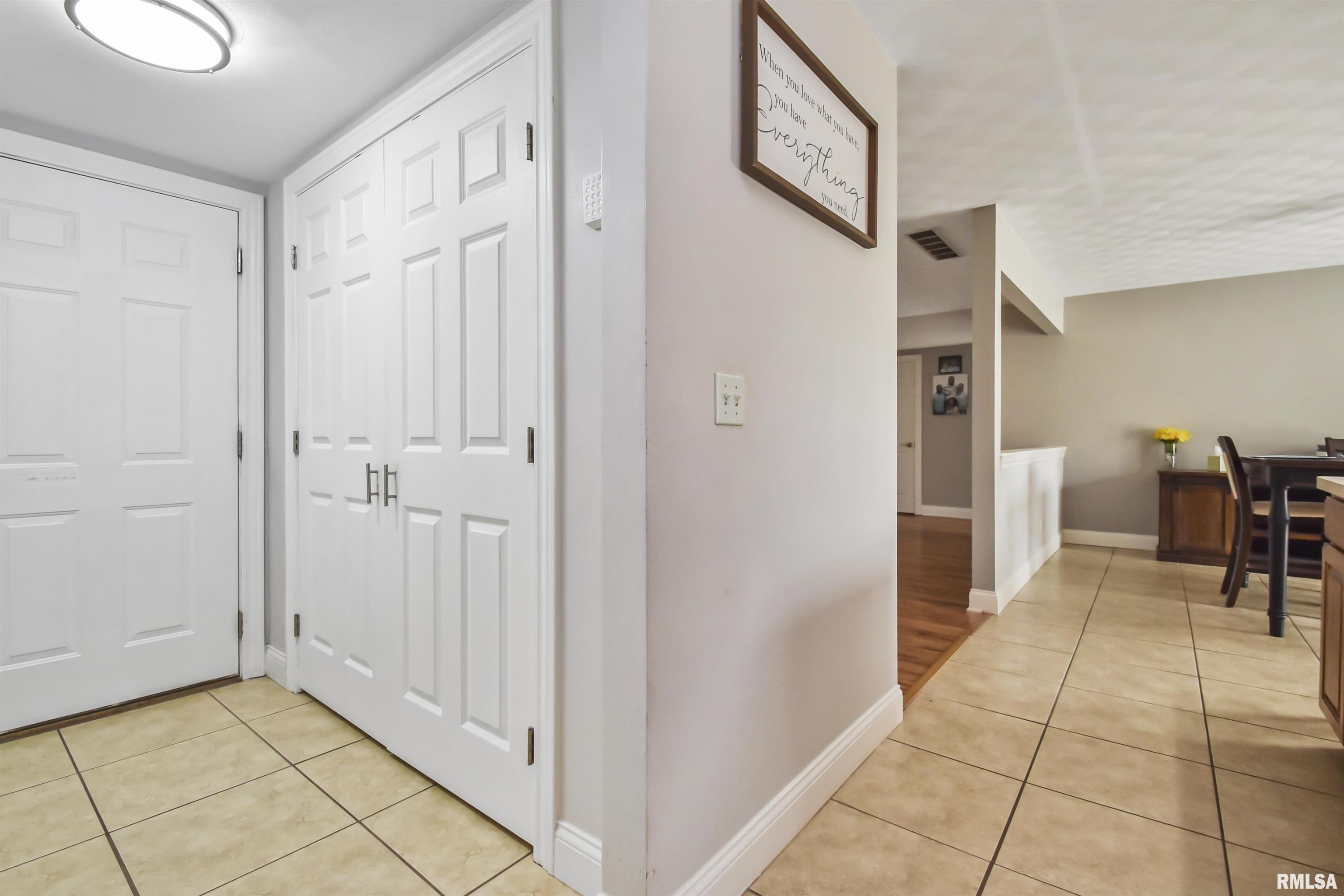 923 South Johanson Road Peoria, IL 61607 - Photo 13 of 33