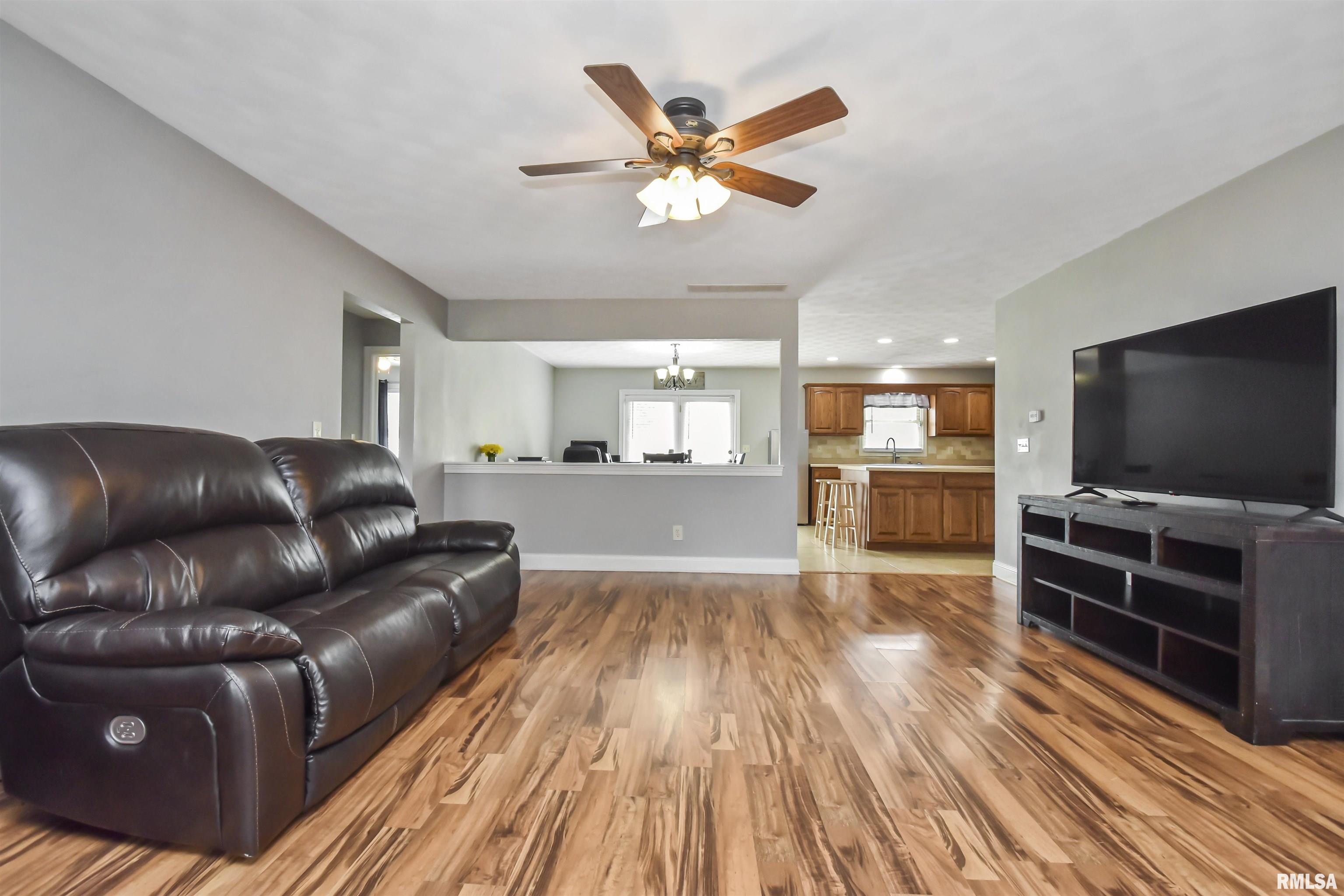 923 South Johanson Road Peoria, IL 61607 - Photo 5 of 33