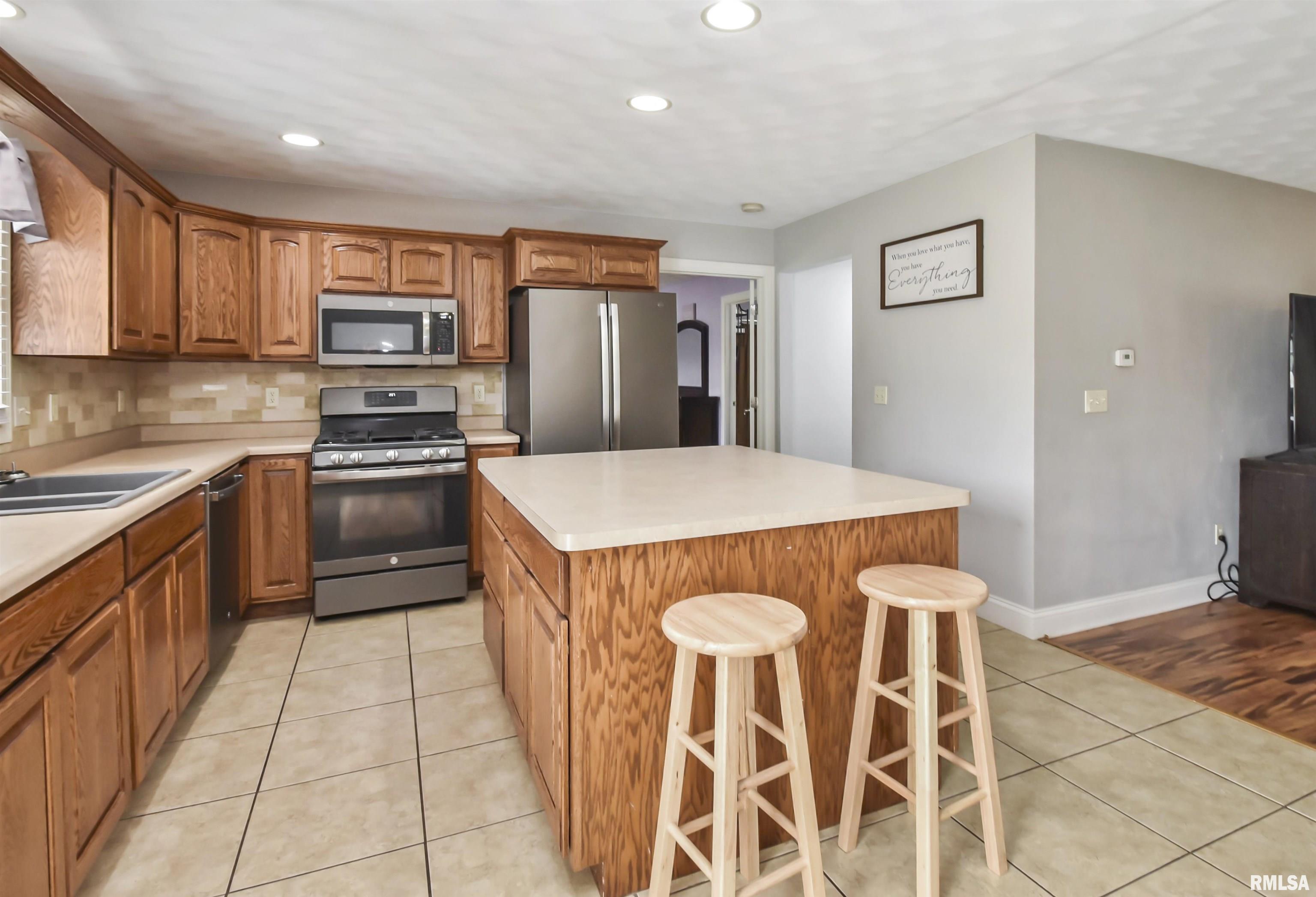 923 South Johanson Road Peoria, IL 61607 - Photo 8 of 33