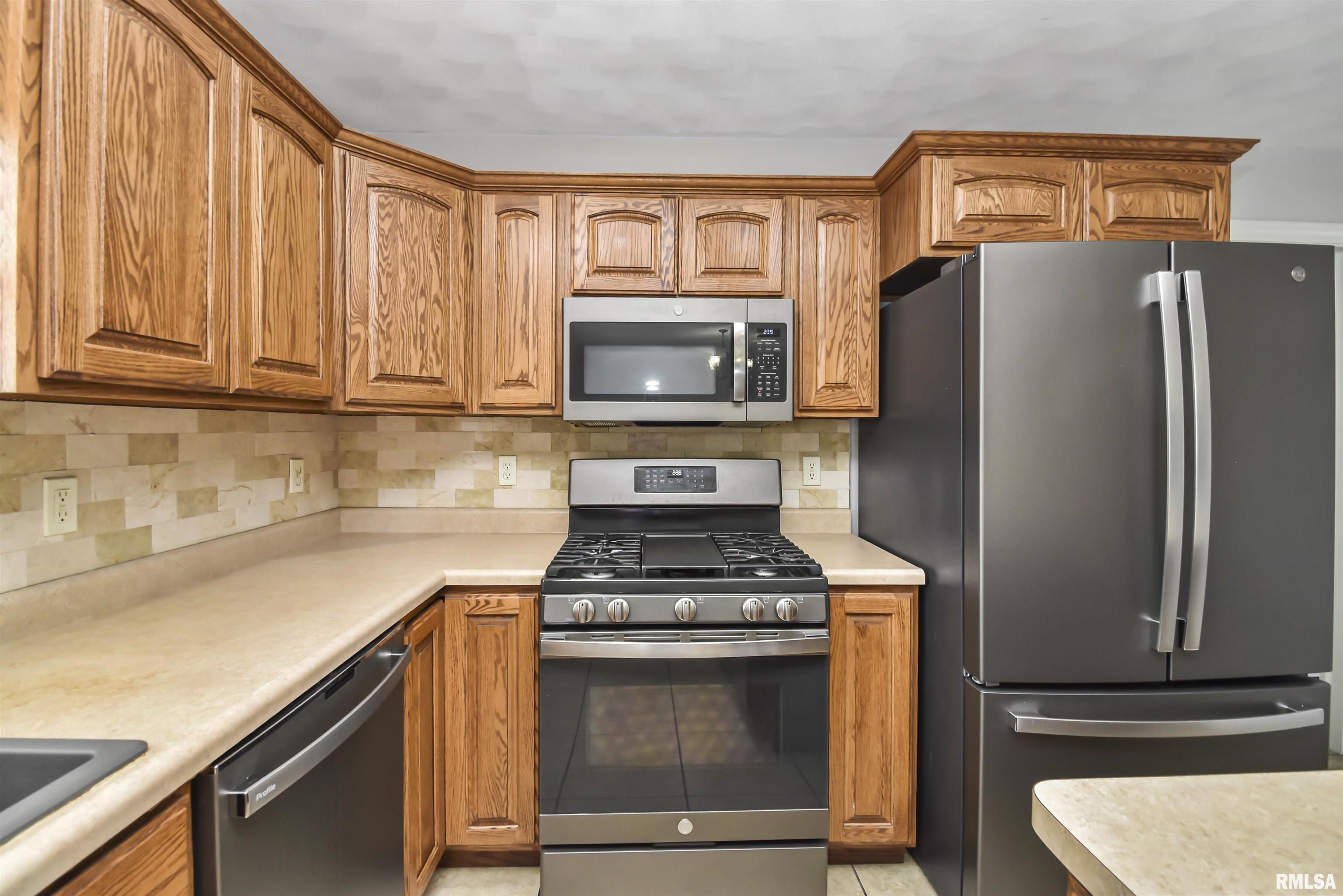 923 South Johanson Road Peoria, IL 61607 - Photo 9 of 33