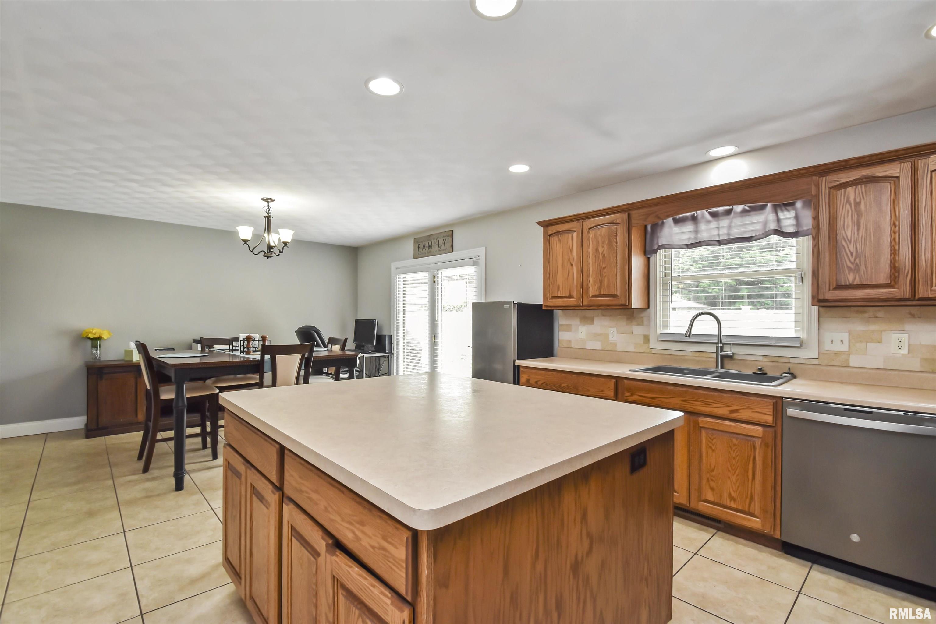 923 South Johanson Road Peoria, IL 61607 - Photo 10 of 33