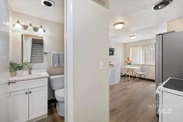 $260,000 | 952 South Curtis Road, Boise, ID 83705