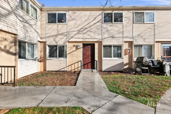 $260,000 | 952 South Curtis Road, Boise, ID 83705