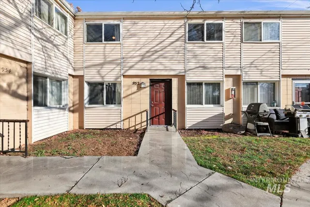 $260,000 | 952 South Curtis Road, Boise, ID 83705