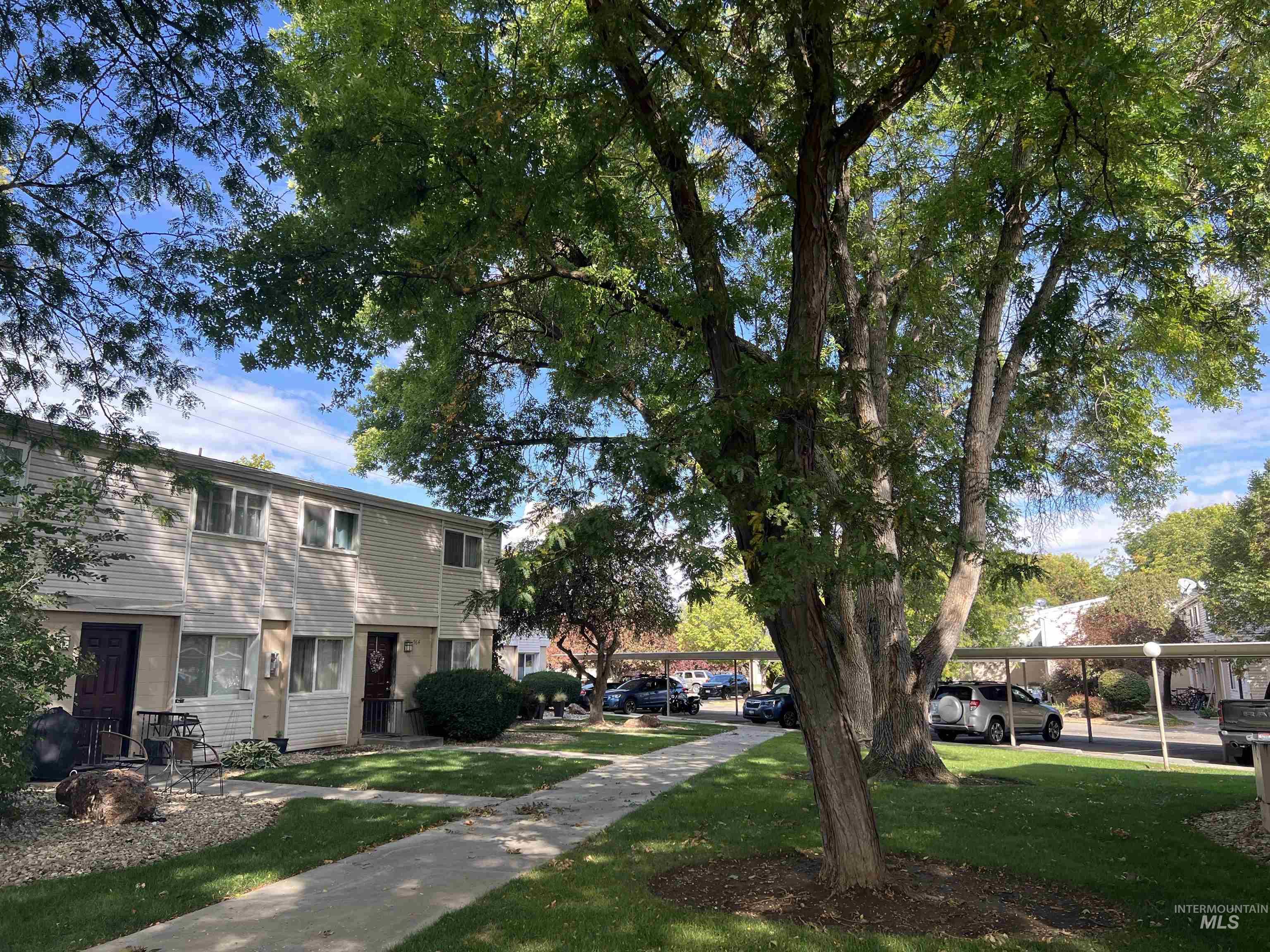 952 South Curtis Road Boise, ID 83705 - Photo 36 of 37 view of parking lot and community