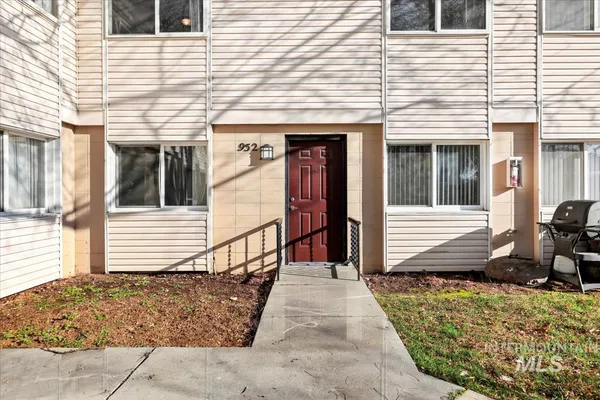 $260,000 | 952 South Curtis Road, Boise, ID 83705