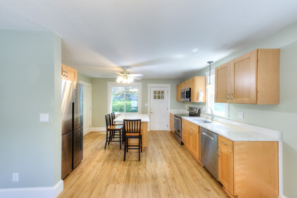148 Whitmarsh Avenue Worcester, MA 01606 - Photo 12 of 34