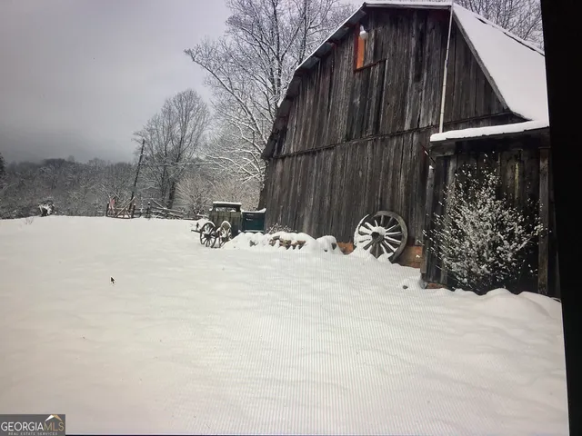 a view of back yard of the house