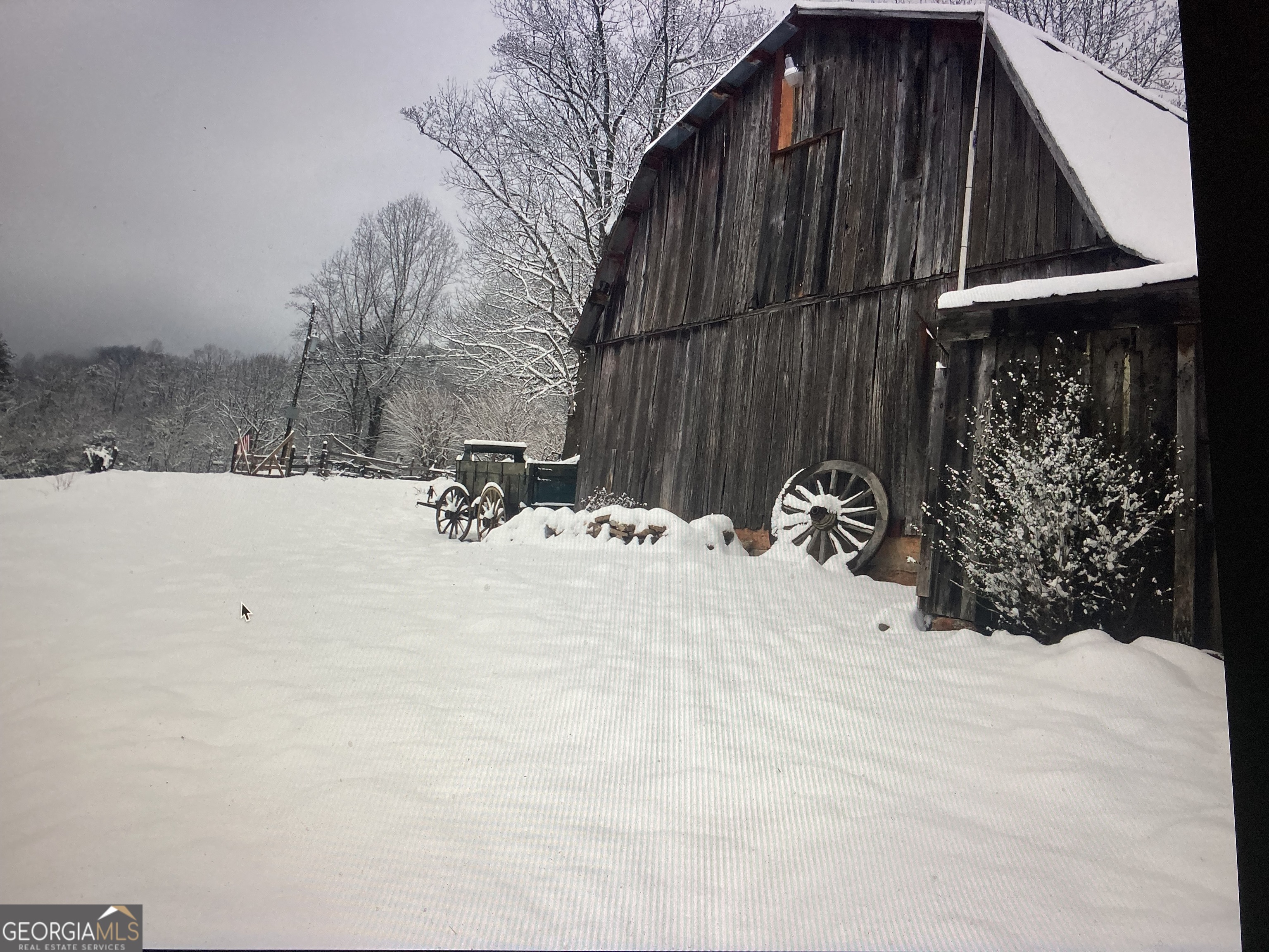 a view of back yard of the house