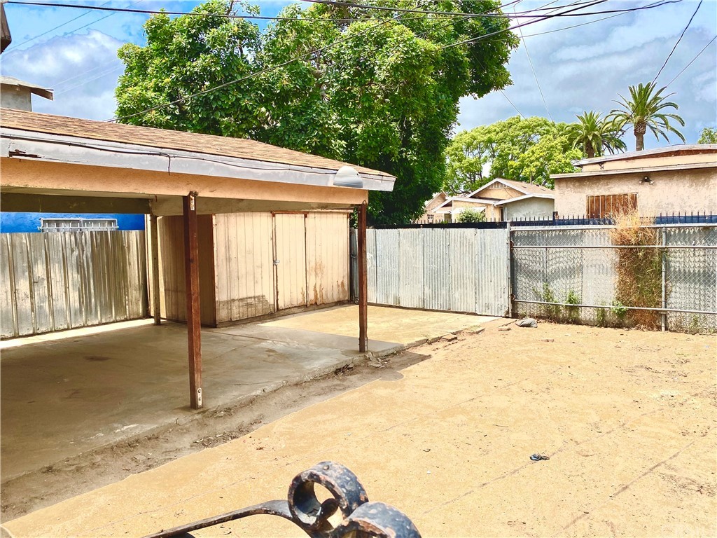 823 East 75th Street Los Angeles, CA 90001 - Photo 13 of 13 a backyard of a house