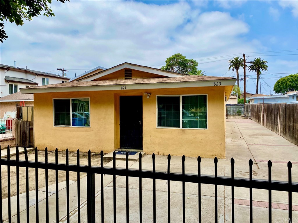 823 East 75th Street Los Angeles, CA 90001 - Photo 2 of 13 a front view of a house