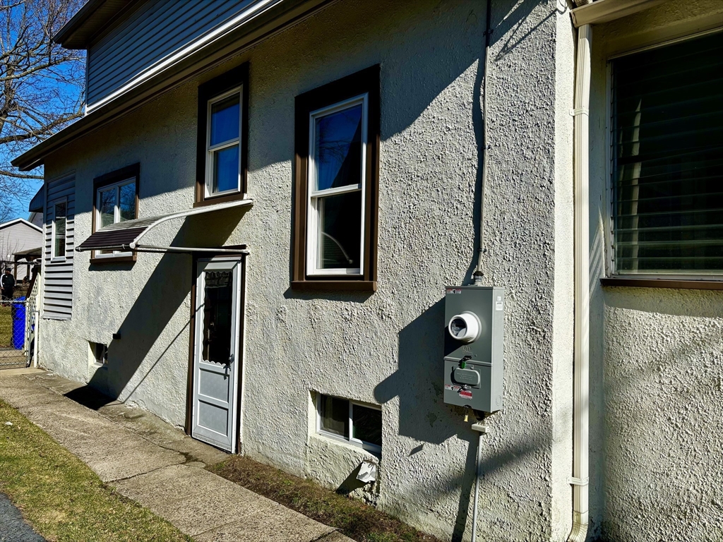 91 Daviston Street Springfield, MA 01108 - Photo 4 of 34