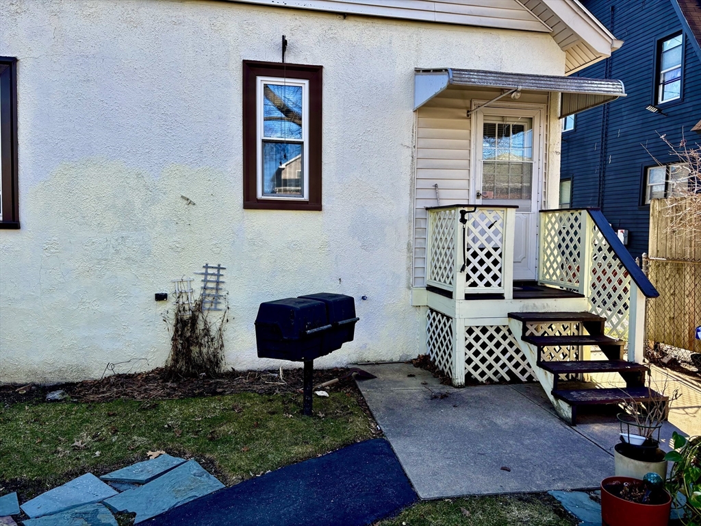 91 Daviston Street Springfield, MA 01108 - Photo 5 of 34