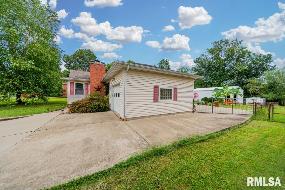 1712 Salem Road Mount Vernon, IL 62864 - Photo 3 of 32 Gallery Image 3