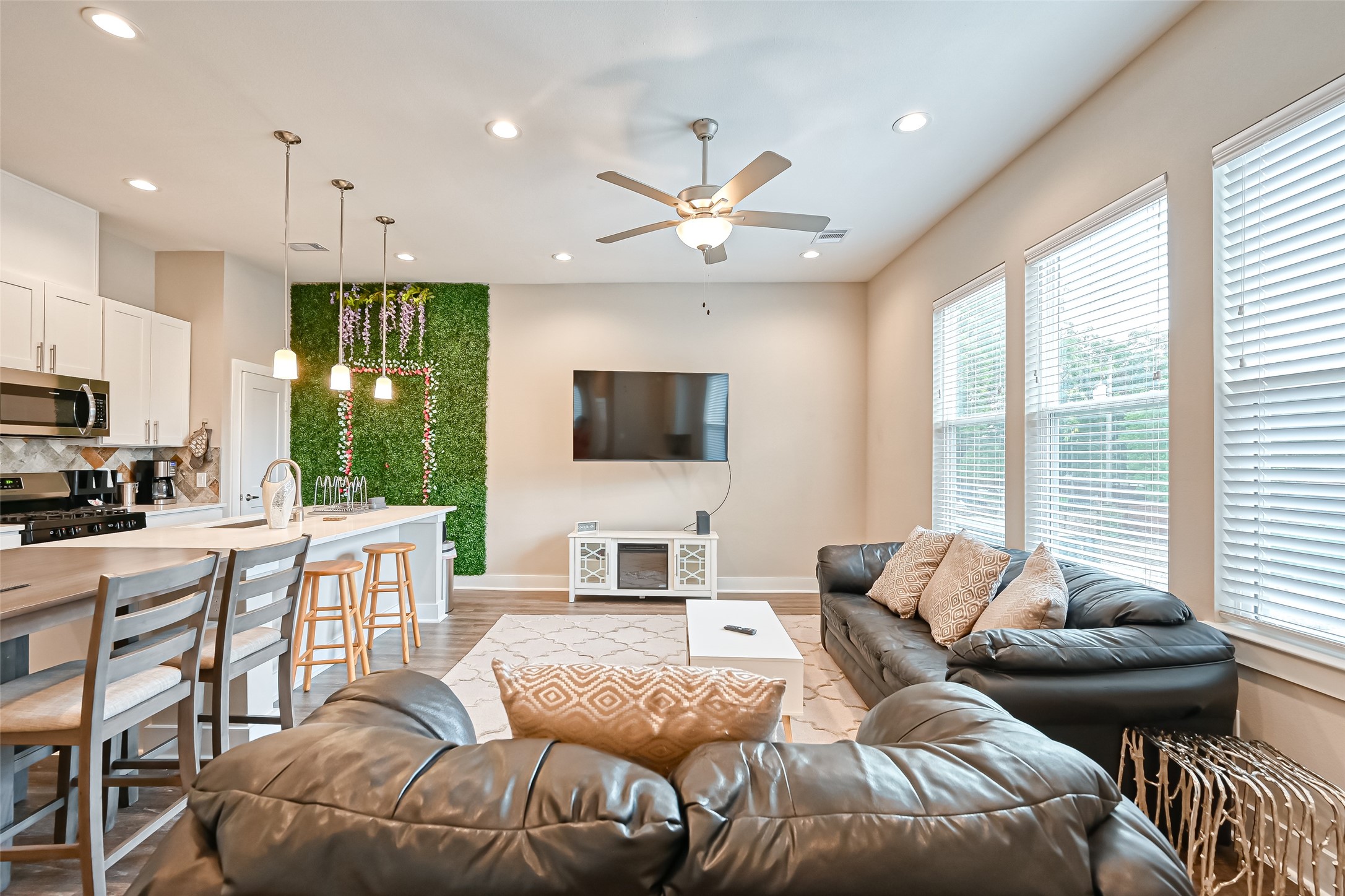 882 Fortune Street Houston, TX 77088 - Photo 10 of 18 a living room with furniture a ceiling fan and a flat screen tv