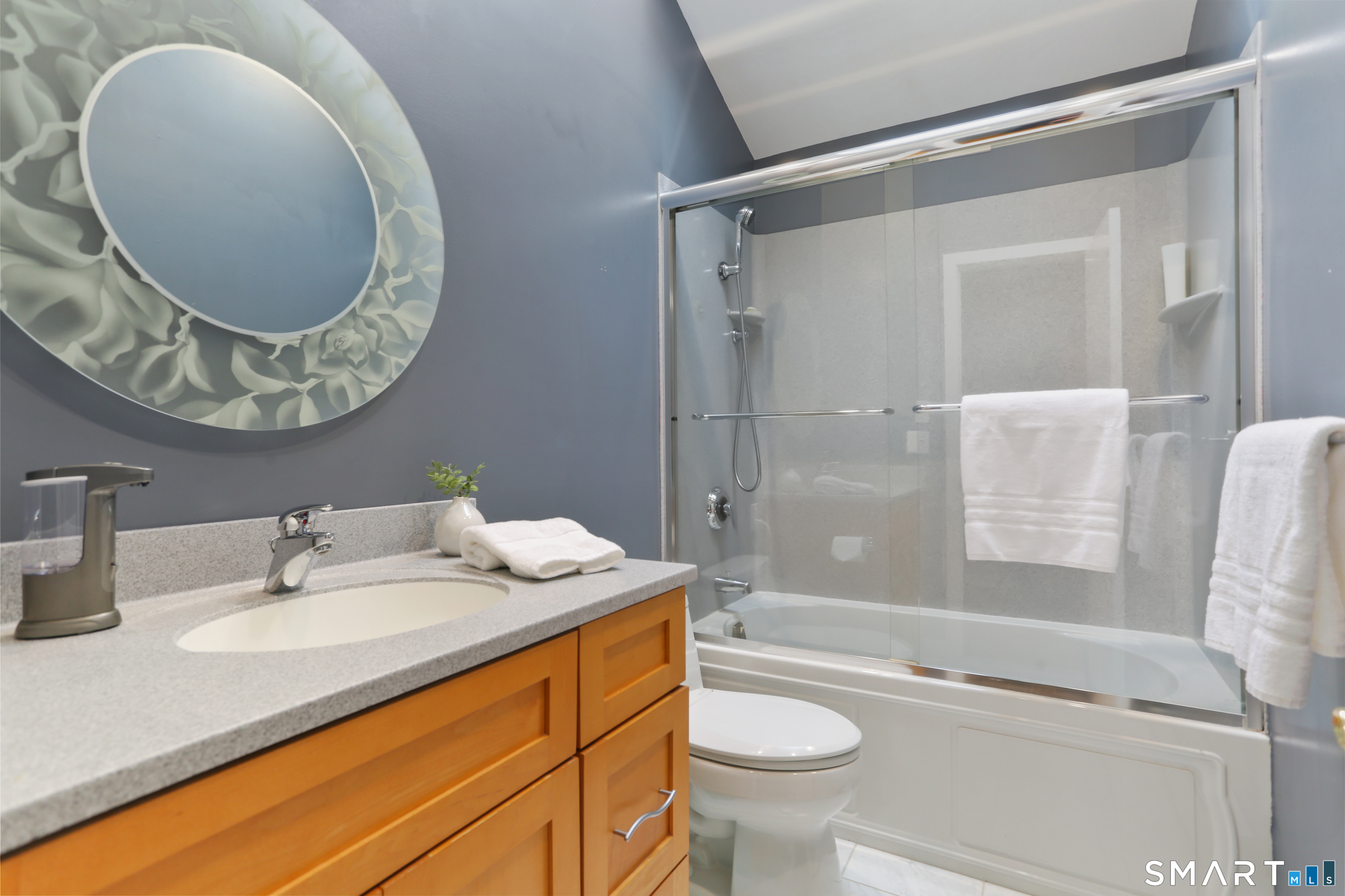 2 Rockyfield Road Westport, CT 06880 - Photo 25 of 40 Upper floor full bath