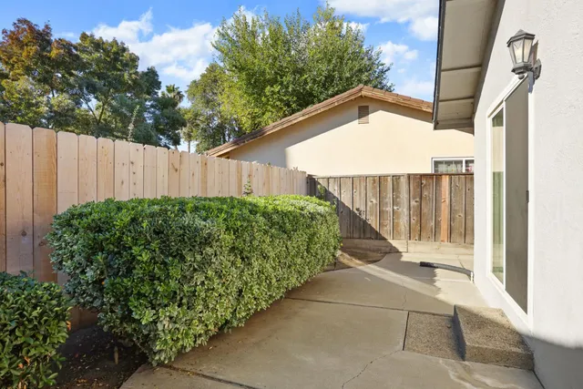 a view of a backyard with pathway