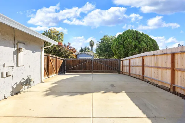 a view of a backyard