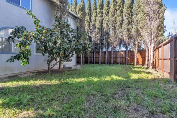 a view of a yard with a house