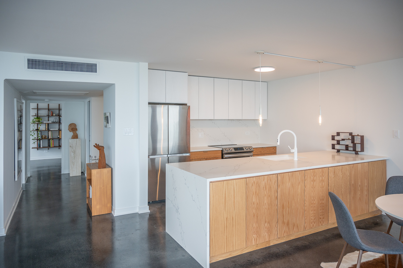 339 West Barry Avenue, Unit 24C Chicago, IL 60657 - Photo 11 of 46 Gallery Image 11