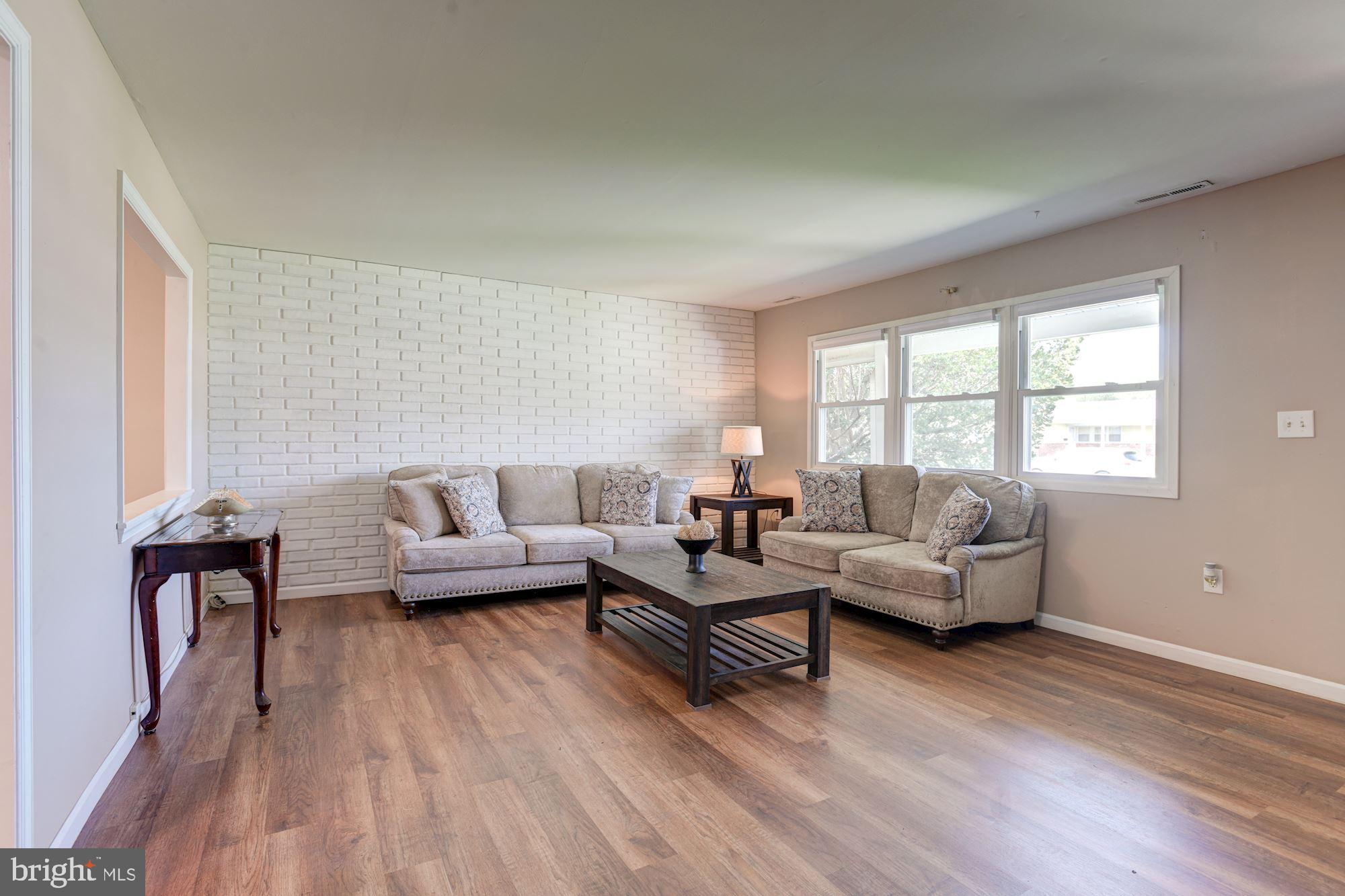 2105 Kennicott Road Baltimore, MD 21244 - Photo 3 of 24 Living Room