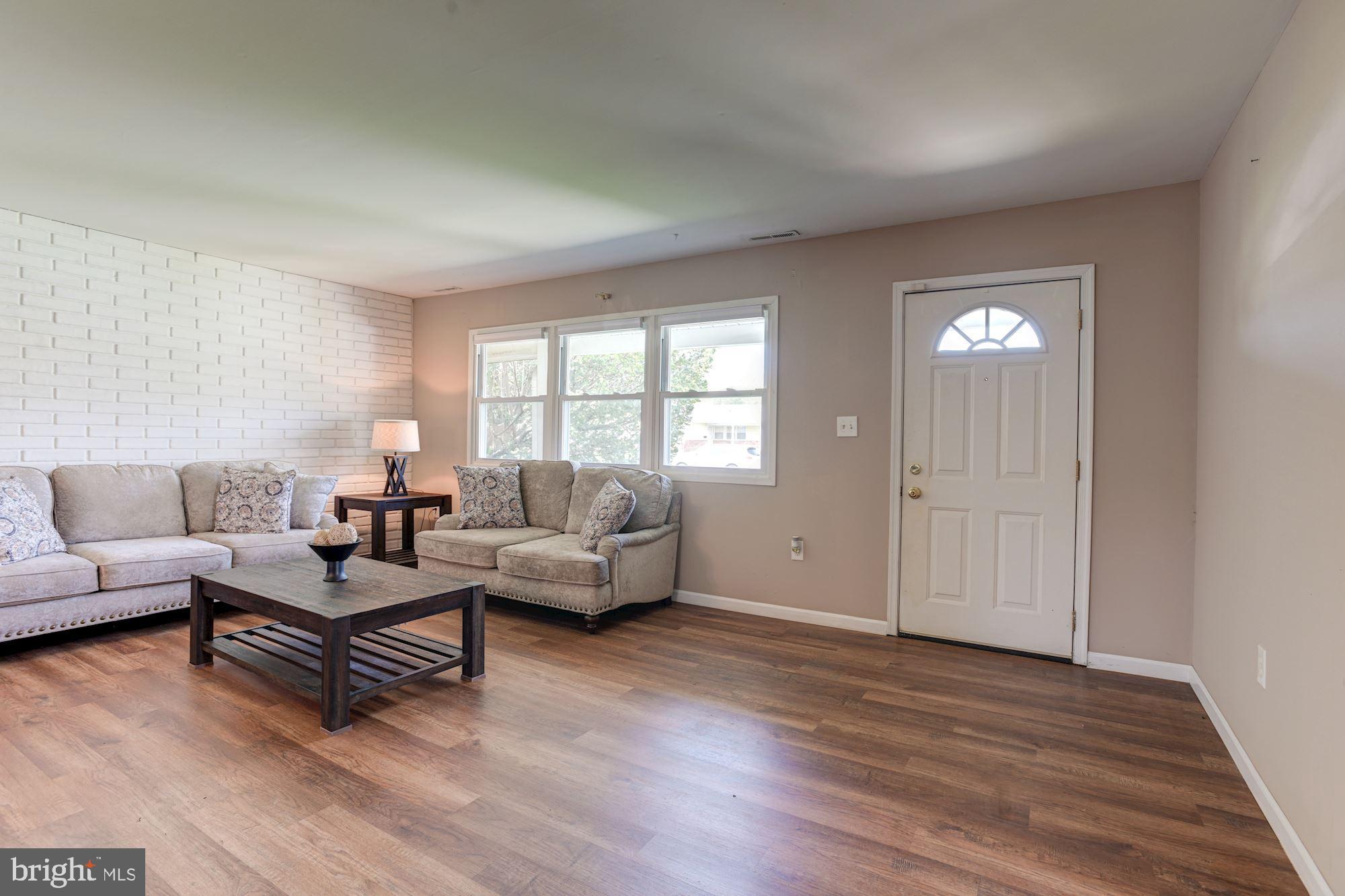 2105 Kennicott Road Baltimore, MD 21244 - Photo 4 of 24 Living Room