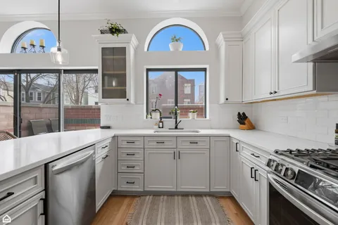 $1,175,000 | 1616 North Hudson Avenue, Unit 5, Chicago, IL 60614