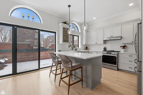 $1,175,000 | 1616 North Hudson Avenue, Unit 5, Chicago, IL 60614