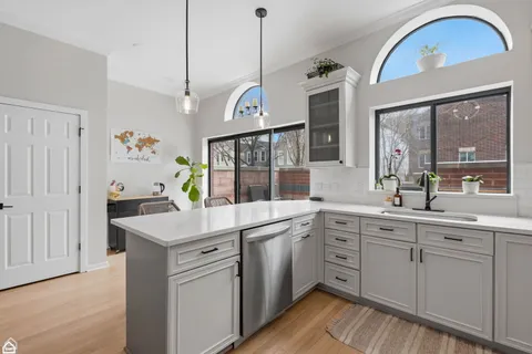 $1,175,000 | 1616 North Hudson Avenue, Unit 5, Chicago, IL 60614