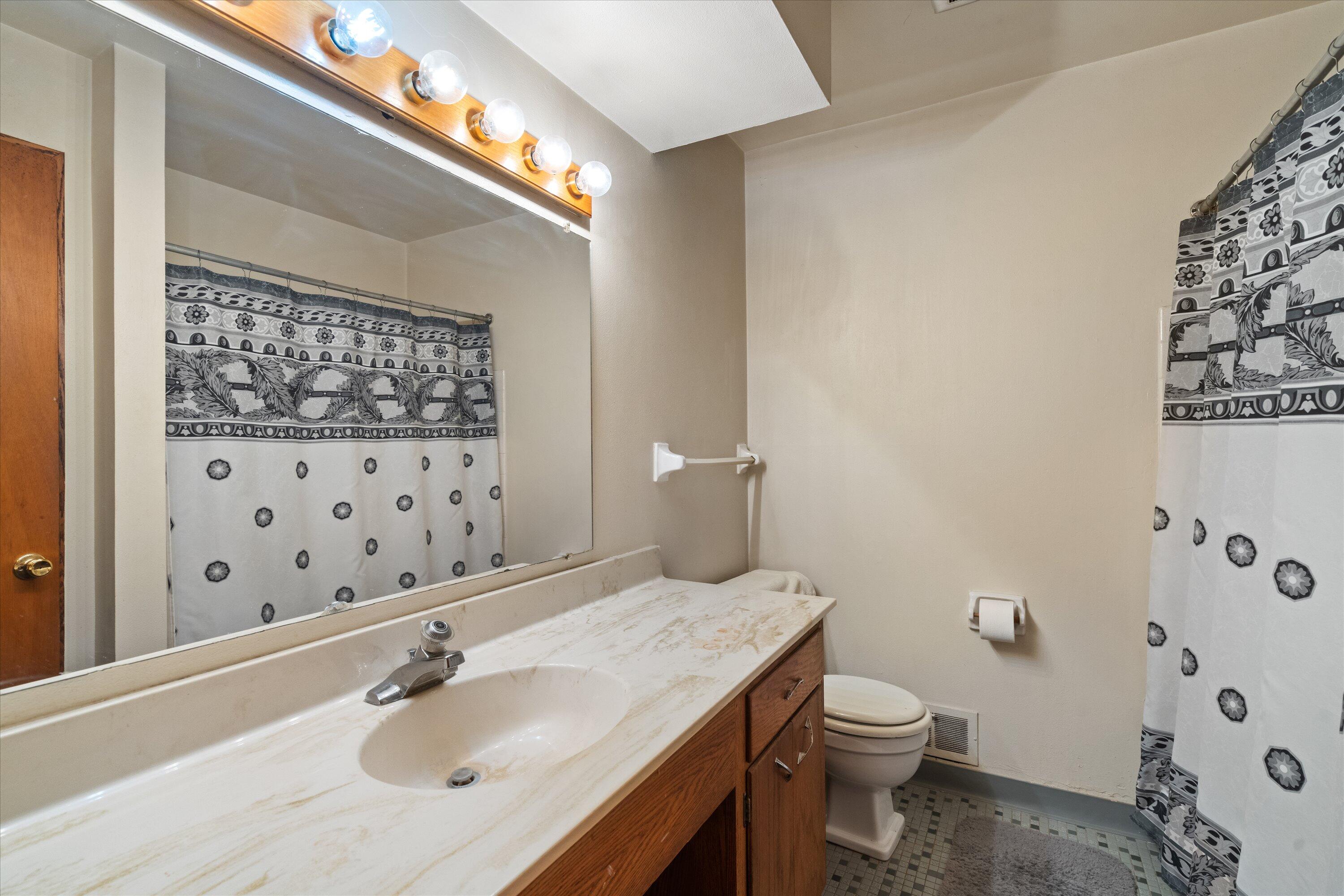 9903 Beloit Road, Unit F10 Milwaukee, WI 53227 - Photo 21 of 30 21-Full Bathroom