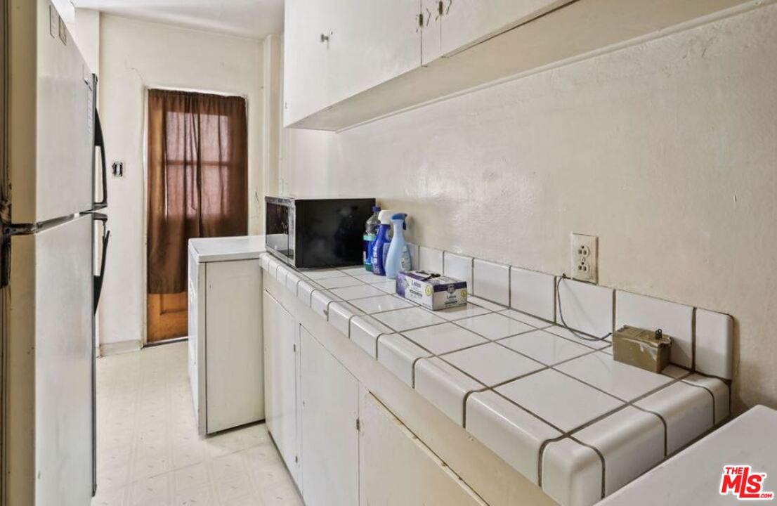 David Avenue Los Angeles, CA 90034 - Photo 11 of 22 a room with a bed and a table in it