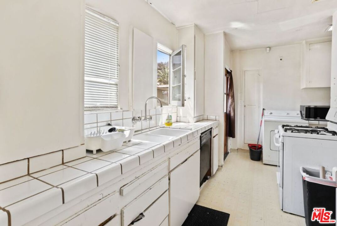 David Avenue Los Angeles, CA 90034 - Photo 13 of 22 a kitchen with a sink stove and refrigerator