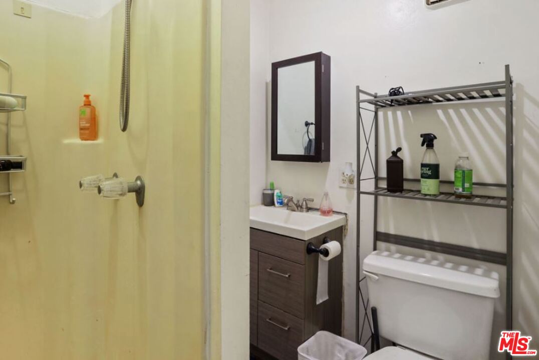 David Avenue Los Angeles, CA 90034 - Photo 18 of 22 a bathroom with a granite countertop sink and a mirror
