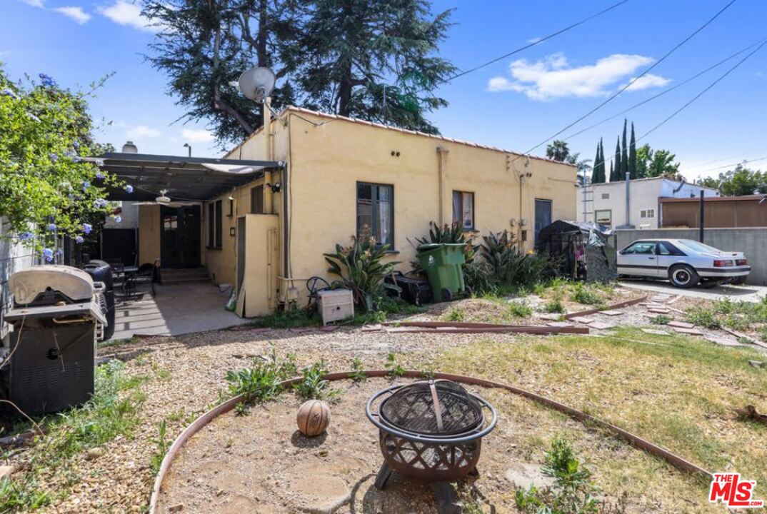 David Avenue Los Angeles, CA 90034 - Photo 19 of 22 a view of a chair and tables in the patio