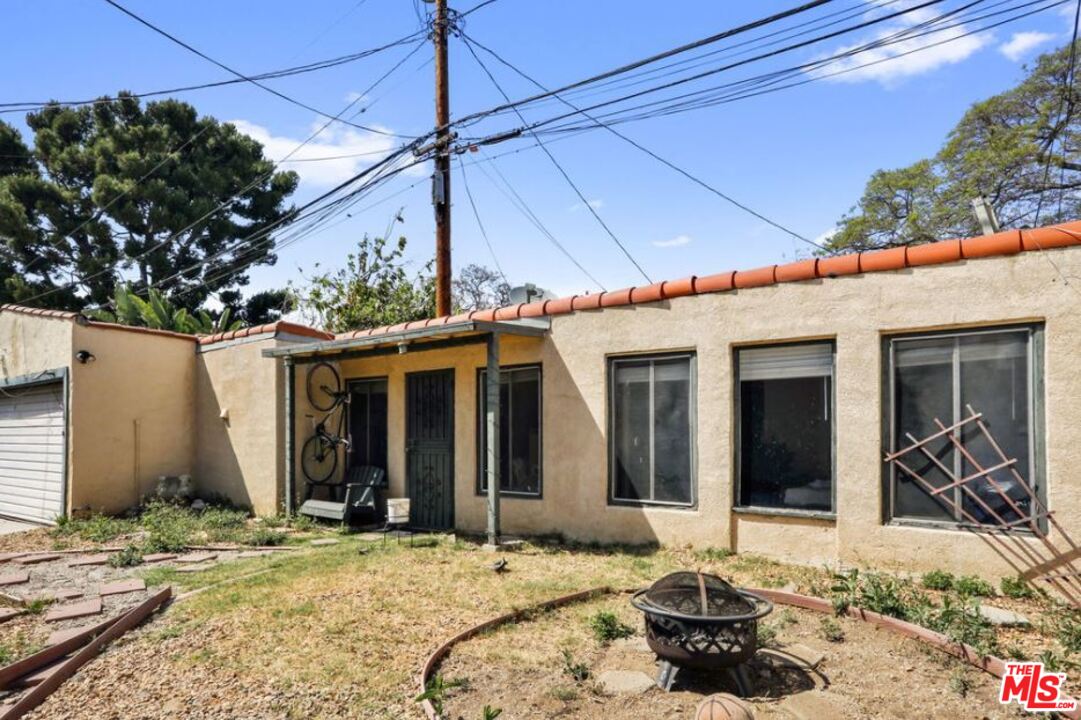 David Avenue Los Angeles, CA 90034 - Photo 22 of 22 a patio with a table and chairs under an umbrella