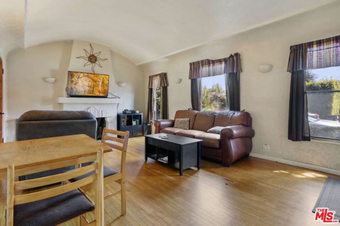 David Avenue Los Angeles, CA 90034 - Photo 5 of 22 a living room with furniture and a window