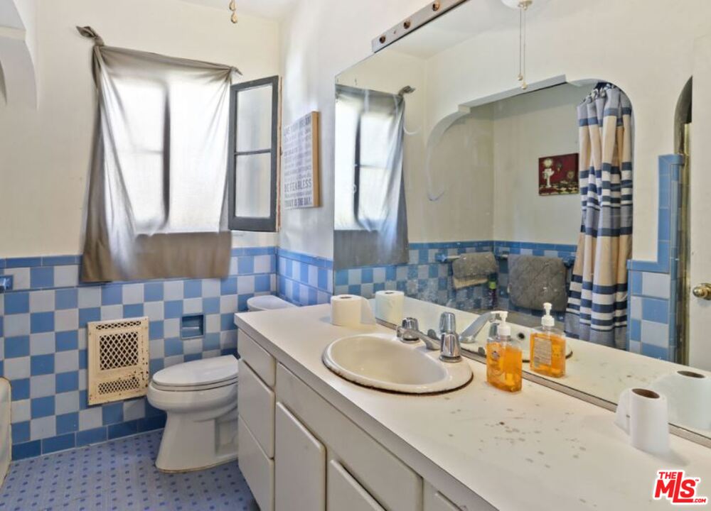 David Avenue Los Angeles, CA 90034 - Photo 10 of 22 a bathroom with a sink and a mirror
